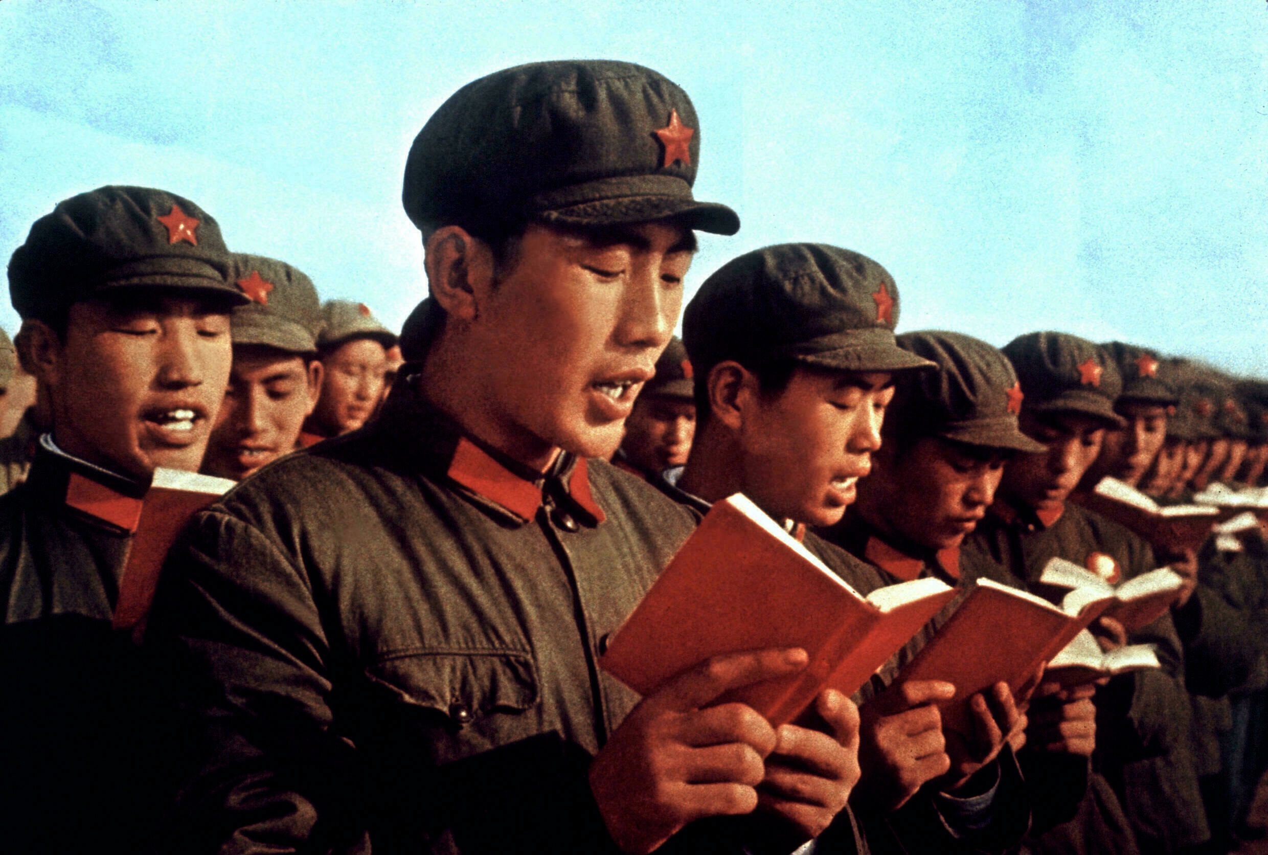 Хунвейбин с цитатниками Мао